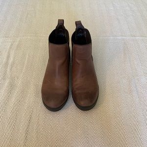 Bogs waterproof leather Chelsea boots sz 7.5
